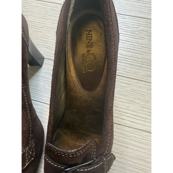 Nine & Co Ladies Brown Suede Pumps W/ Buckle, Square Toe & Contrast Stitching. 9 - Picture 5 of 10